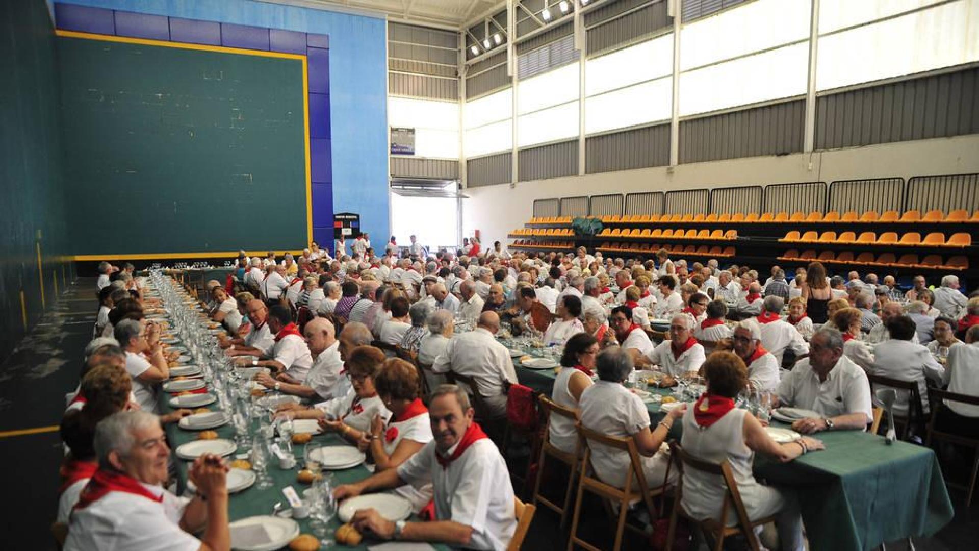 Peralta brinda a los más mayores el tercer día de las fiestas