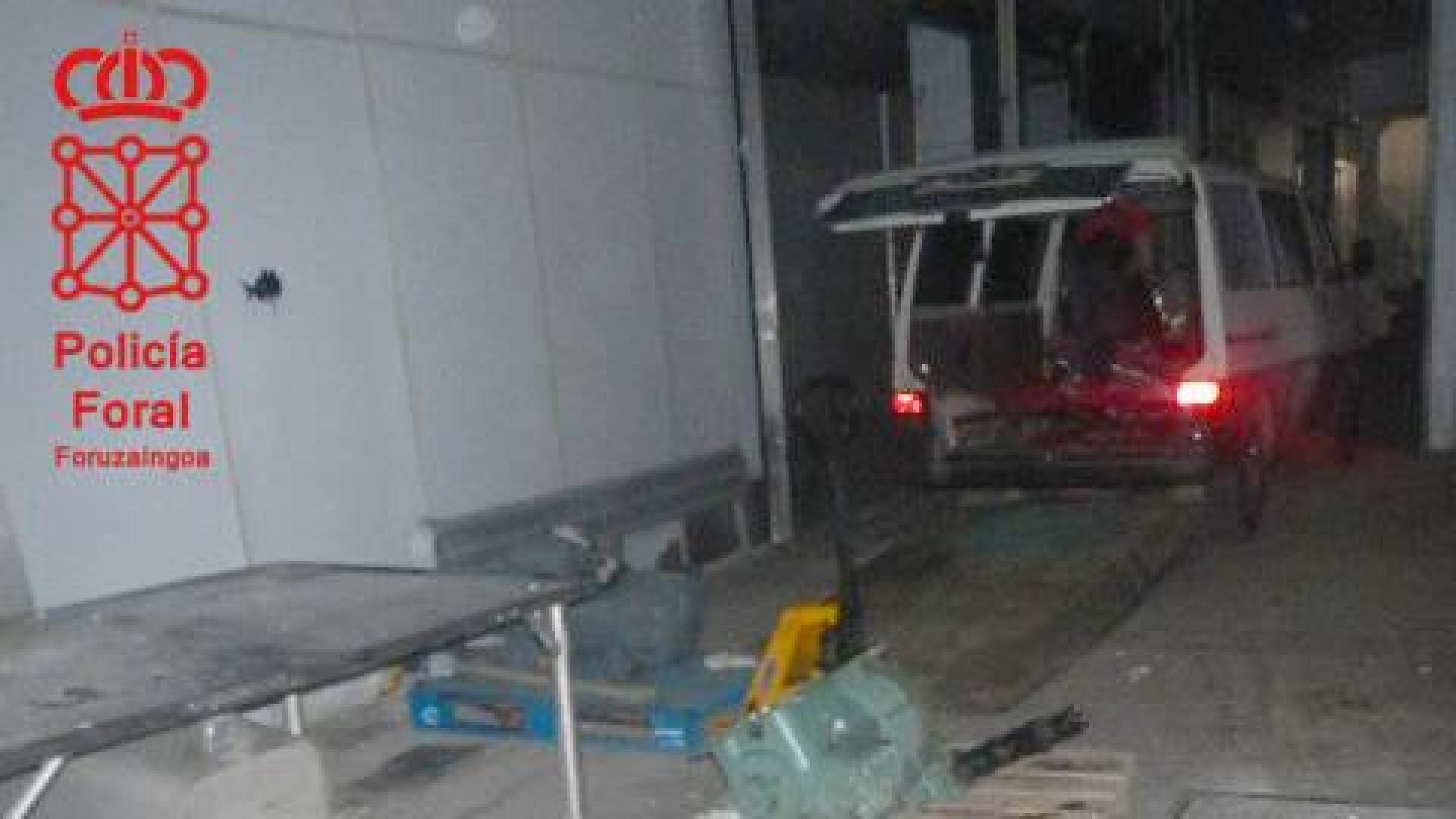 Motores listos para ser cargados por los ladrones en el antiguo matadero de Estella.