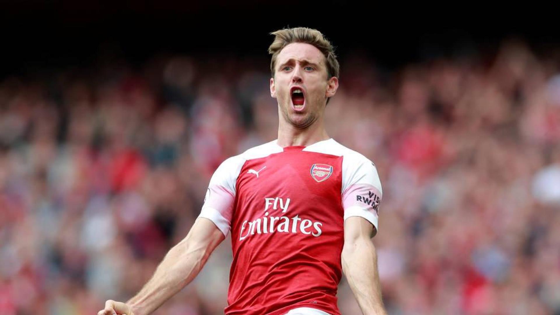 Monreal ayuda con su gol a la victoria del Arsenal
