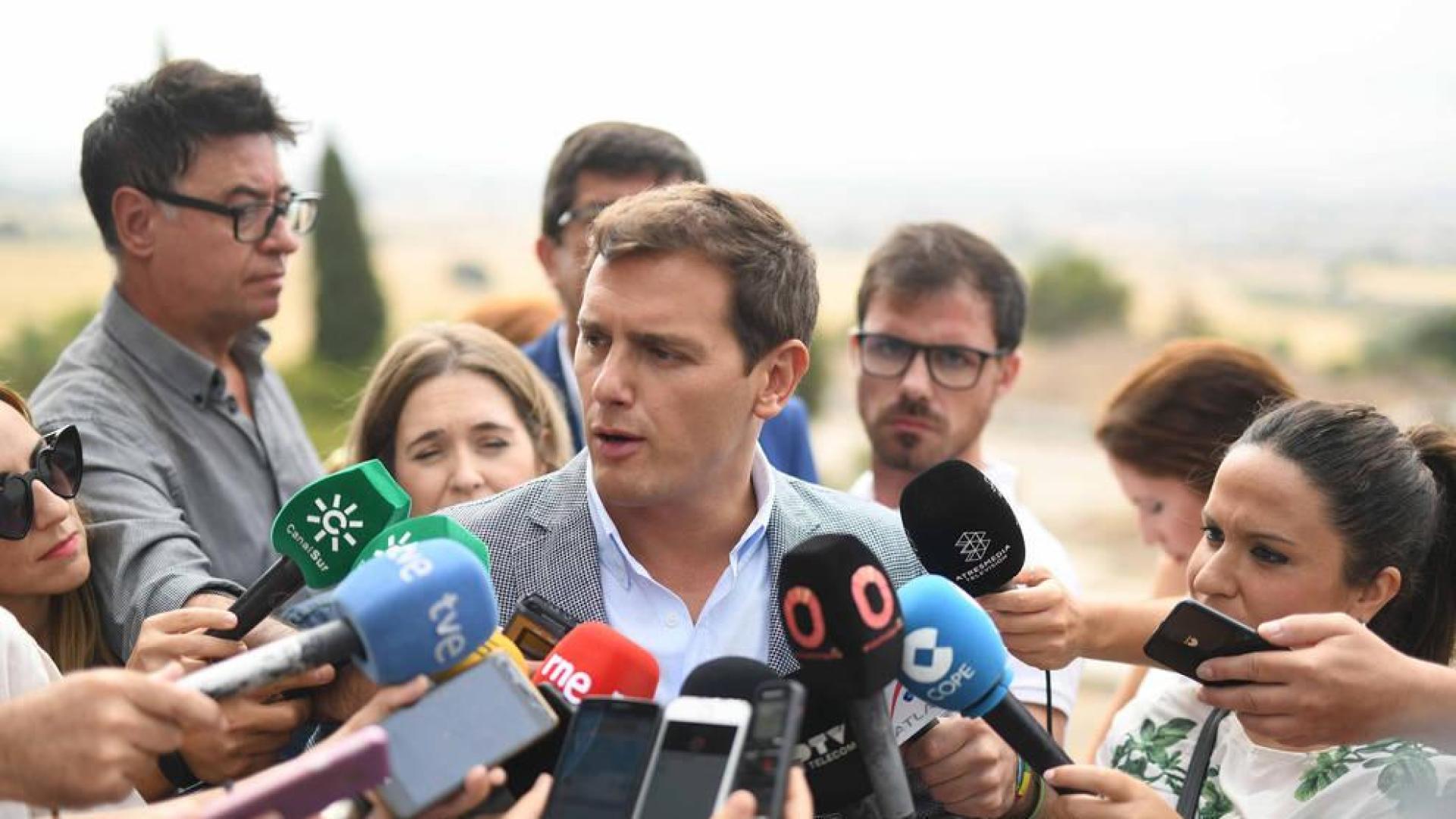 Rivera pide al PSOE rectificar o "tomará una decisión" sobre el pacto en Andalucía