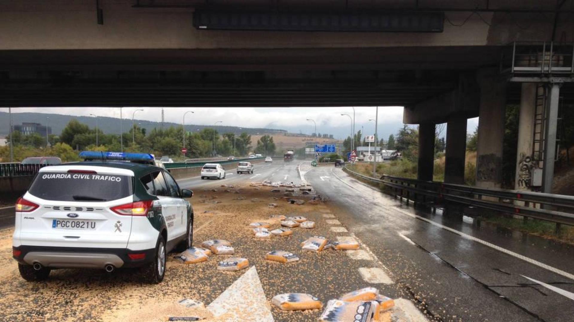 Un camión pierde la carga y obliga a cortar dos carriles en la A-15