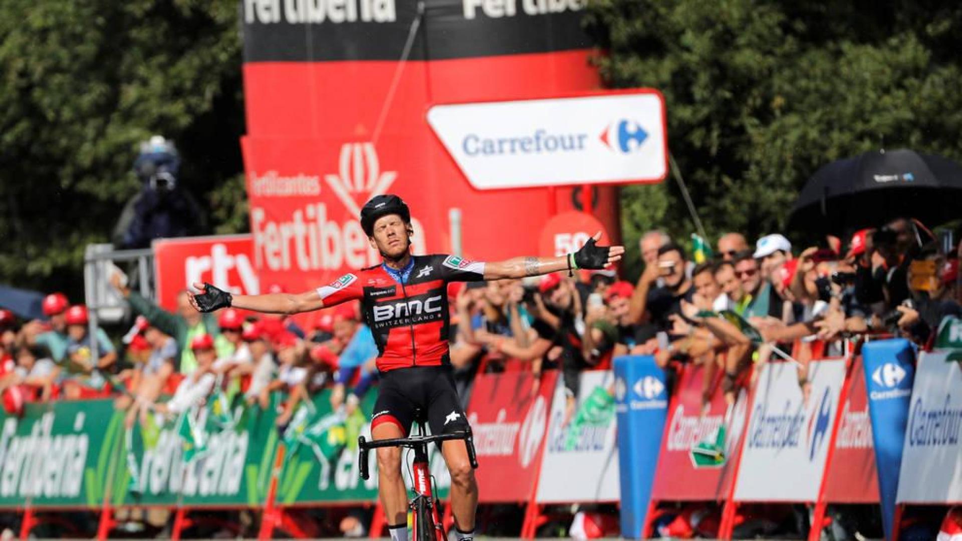 De Marchi (BMC) gana escapado y bajo la lluvia en la Ribeira Sacra