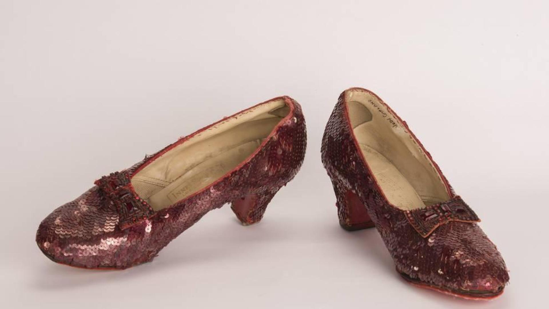 Fotografía facilitada por el FBI que muestra un par de zapatos de rubí que lució Judy Garland en el clásico 'Mago de Oz'.