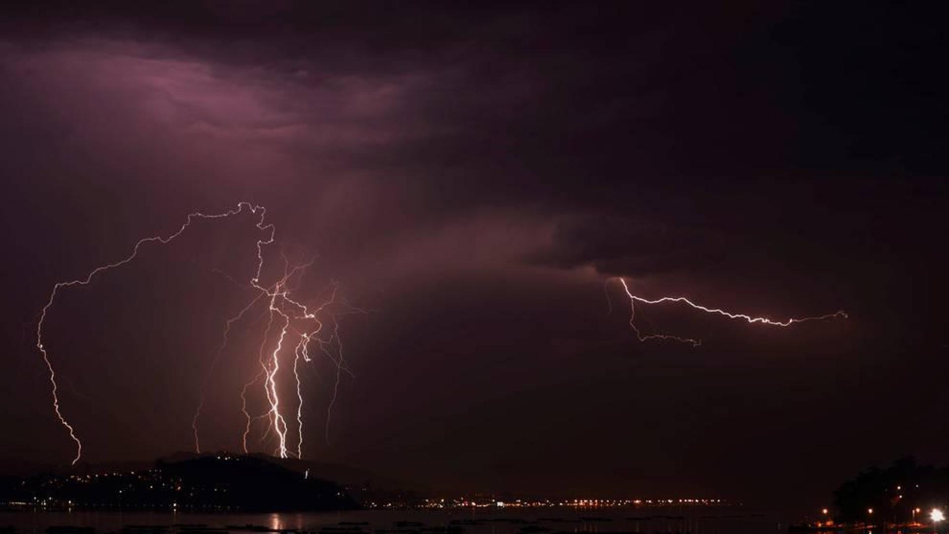 Tormenta eléctrica vista desde el monte Cepudo en Vigo y la Playa de Domaio.