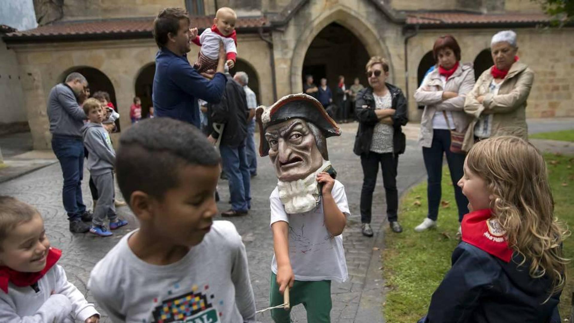 El promotor de eventos deportivos de la localidad, José Ramón Ramírez Pérez, recibe el aliento de sus vecinos y compañeros de tareas en el encendido de la mecha festiva. Los nacidos en el último año fueron agasajados con el pañuelo