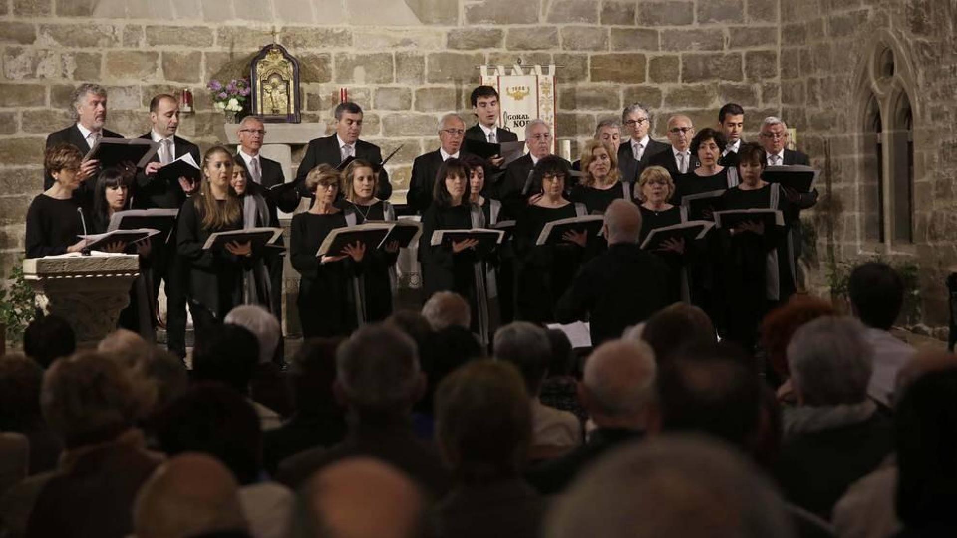 Los grupos de Sangüesa arropan a la coral Nora en su 50º aniversario