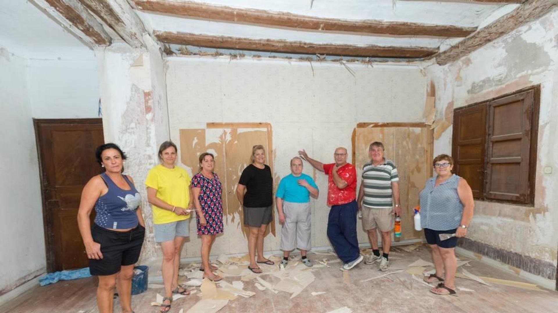 El grupo de voluntarios retoma la reforma del castillo de Cortes
