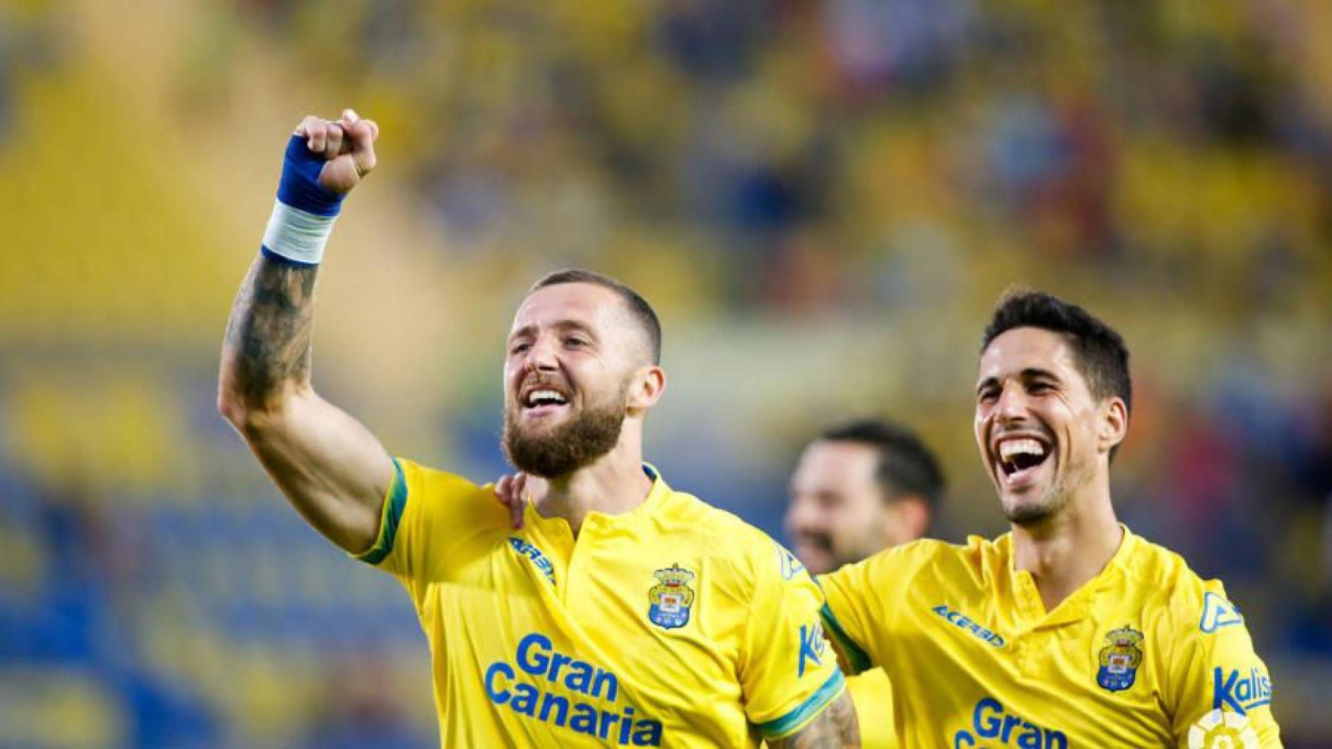 La UD Las Palmas se da un festival tras una polémica expulsión al Nàstic