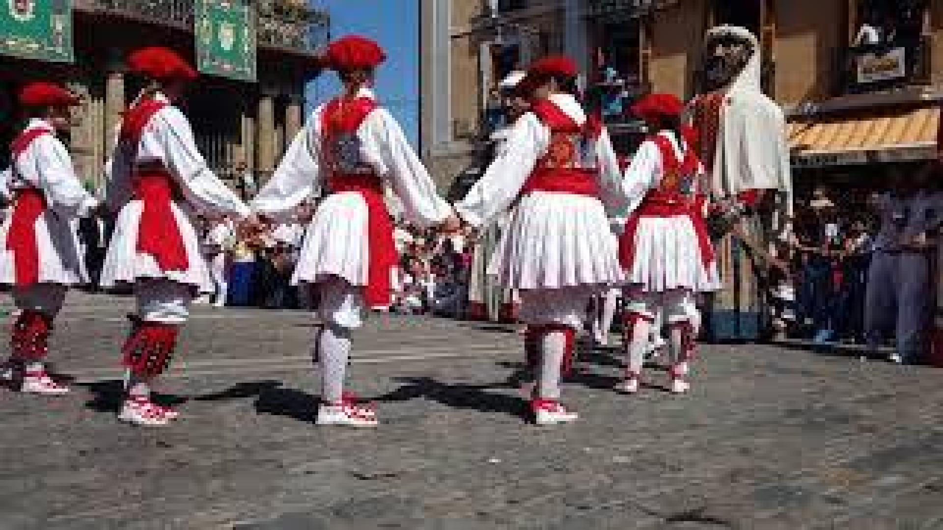Los dantzaris bailan en la conmemoración del Privilegio de la Unión