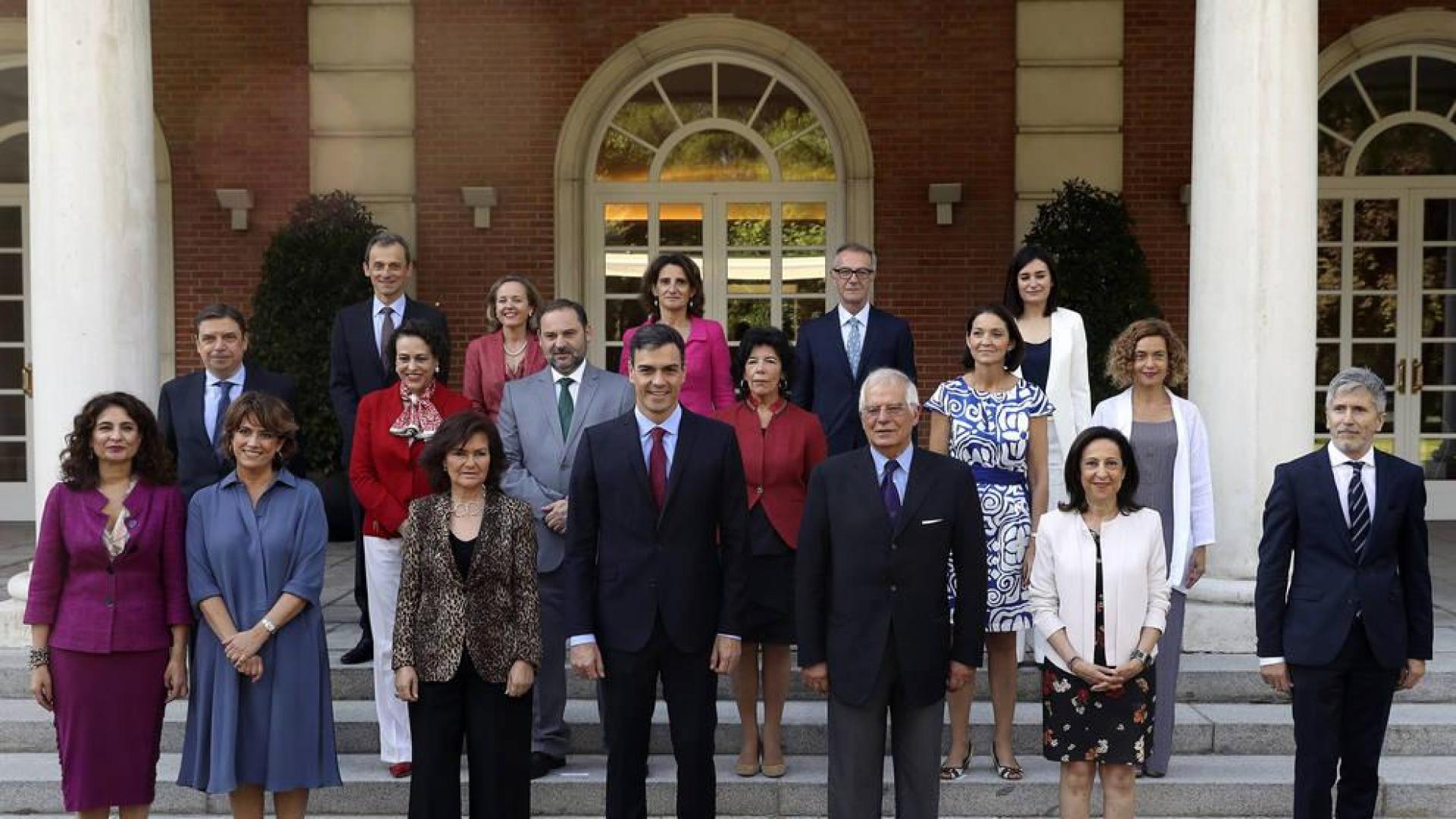 Pedro Sánchez preside en Moncloa la foto oficial de su Gobierno