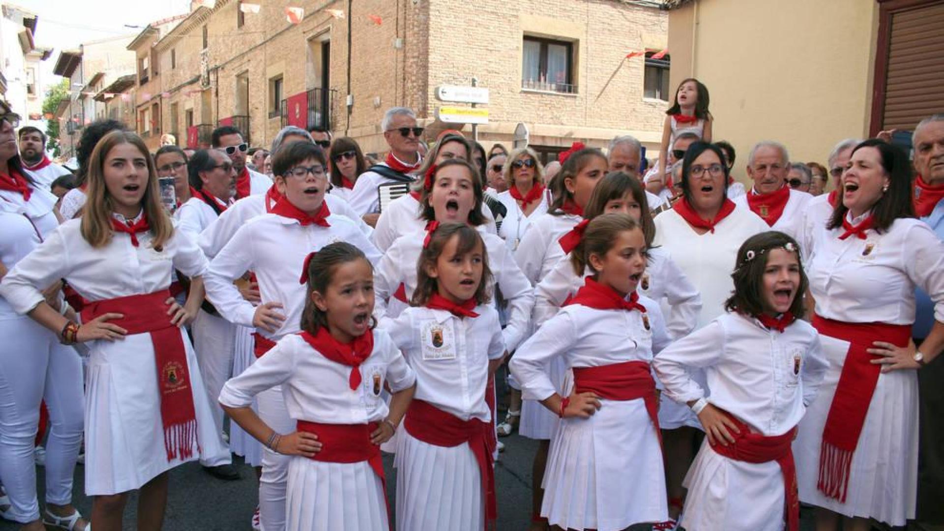 La Virgen de la Paz salió en procesión este sábado por las calles de Cintruénigo, que celebró este sábado su tercera jornada festiva