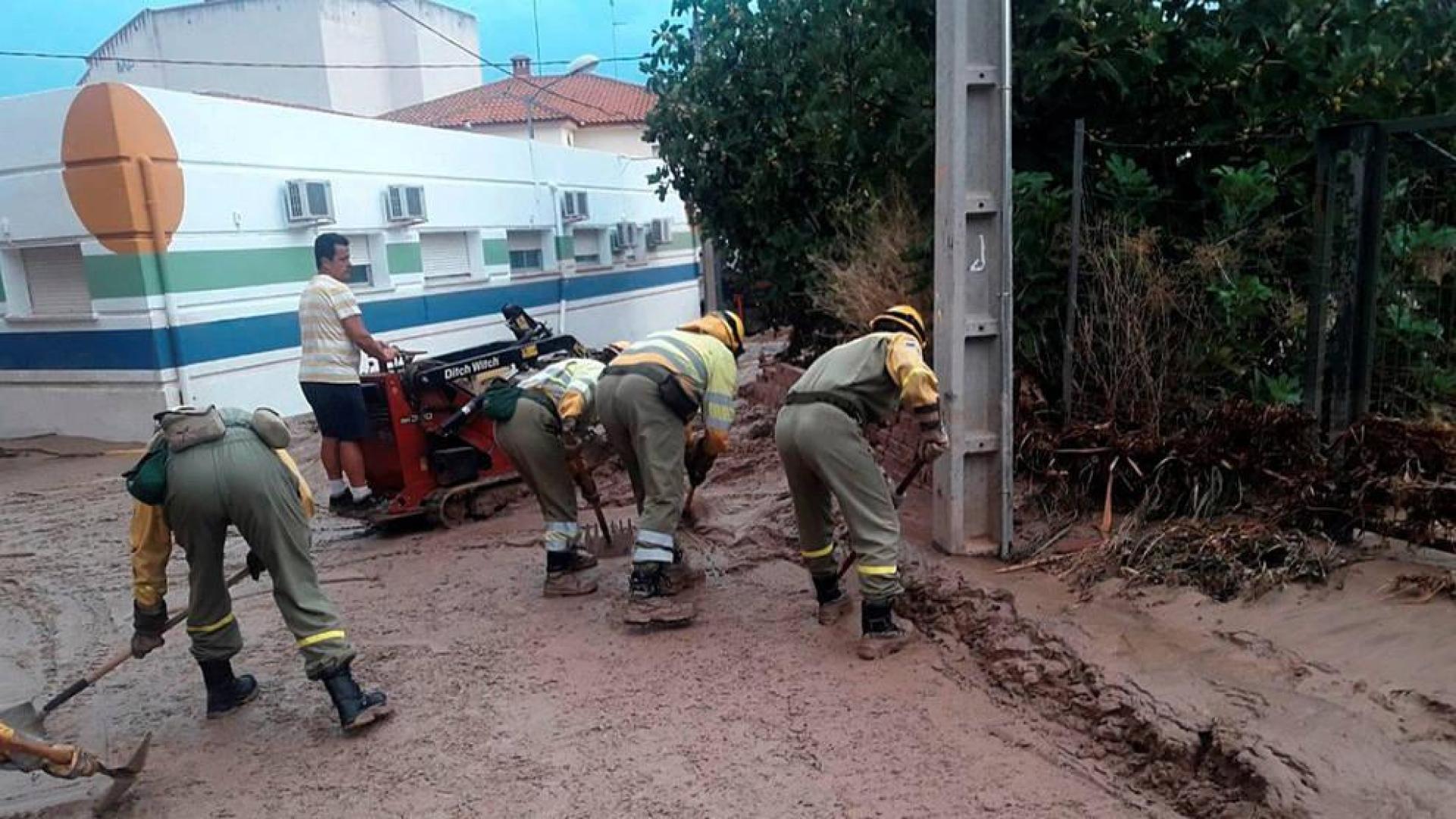 Una lluvia torrencial desborda un arroyo en Cebolla (Toledo) y daña viviendas y vehículos