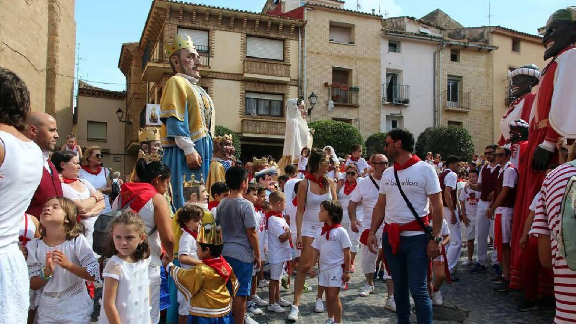 Ofrenda floral y salida de gigantes para celebrar el Día del Niño en las fiestas patronales de Cintruénigo
