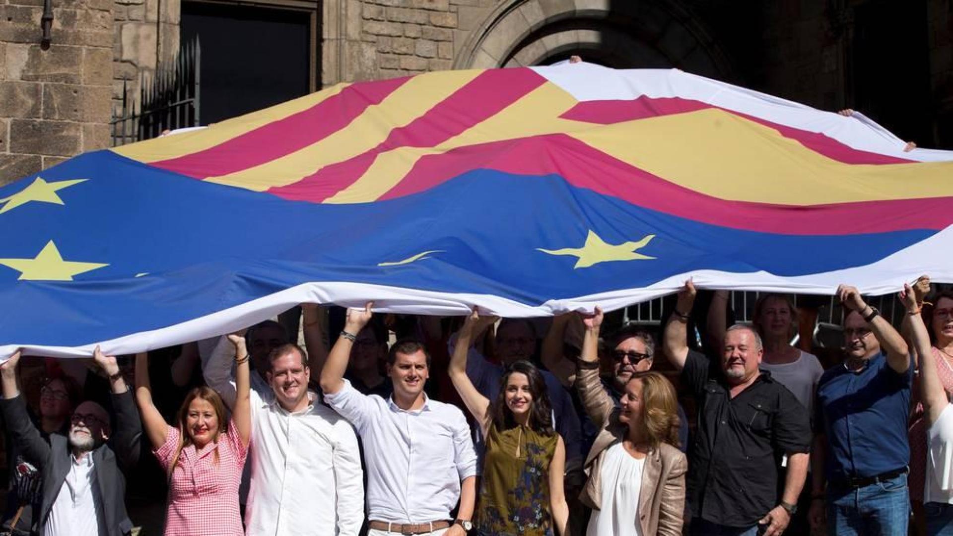 Los no independentistas celebran la "Diada autonómica" de Cataluña
