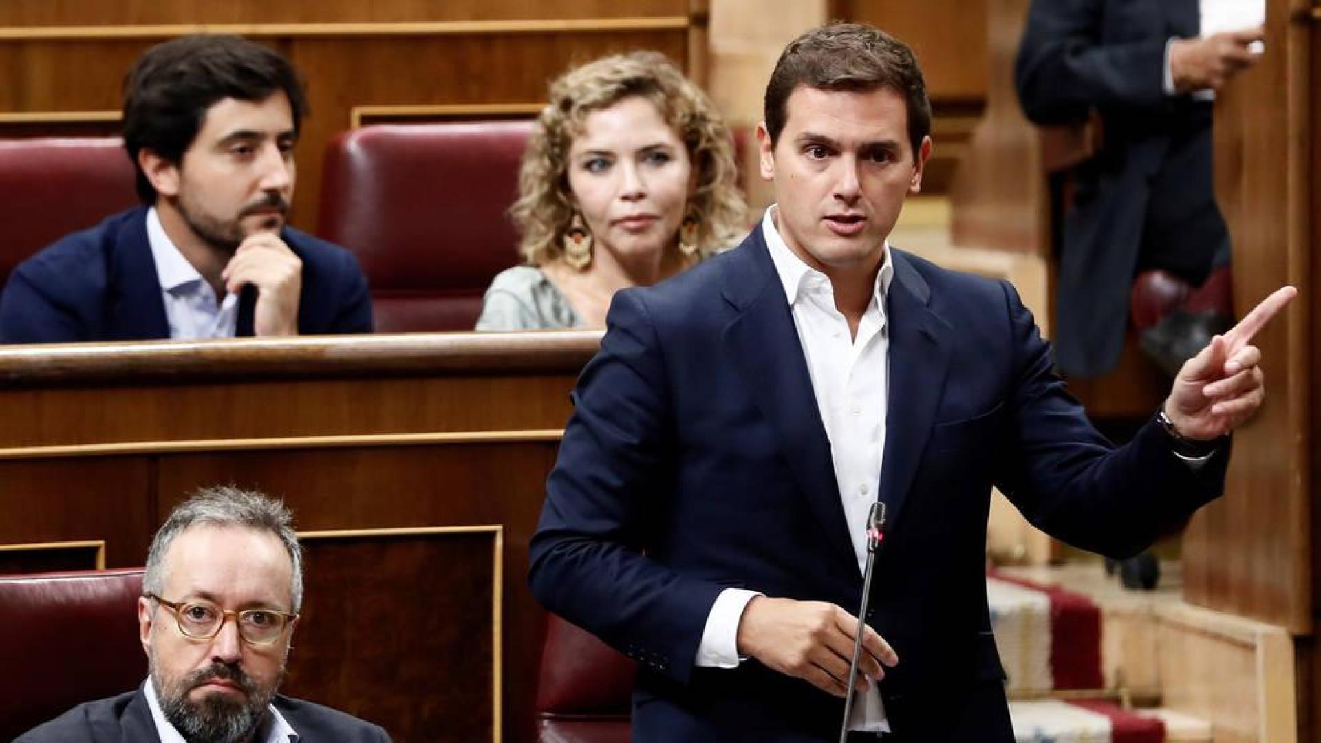 Rivera reclama a Sánchez que haga pública su tesis para "disipar dudas"