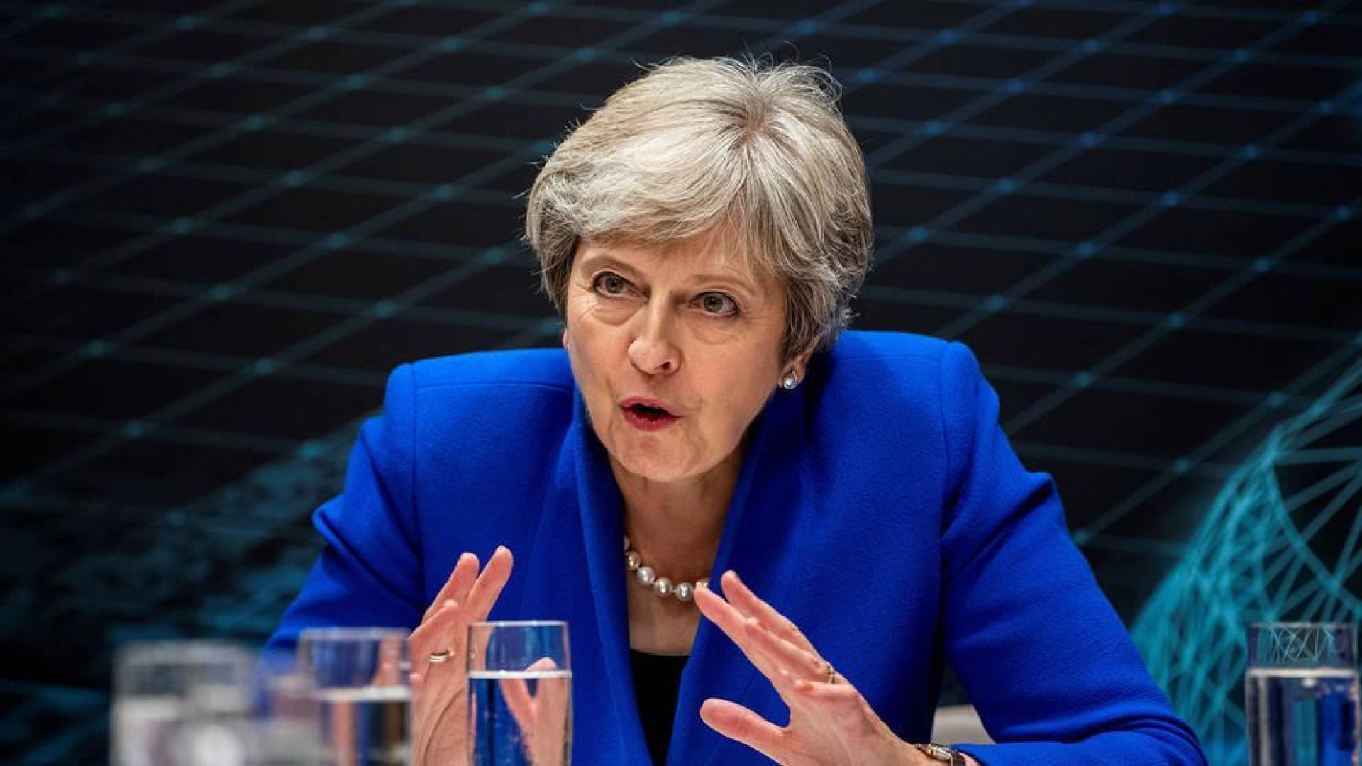 Unos 50 diputados conservadores discuten si forzar o no la salida de May