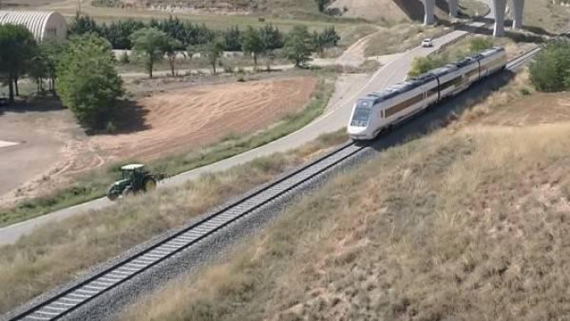 Un tractor va más rápido que el tren a su paso por Teruel
