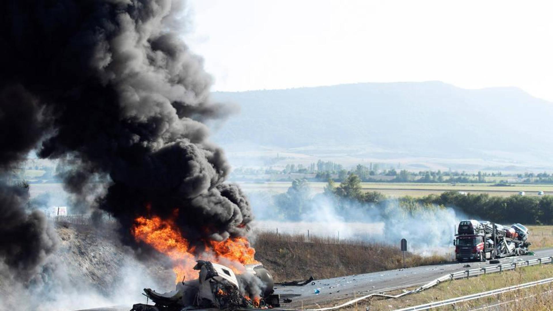 Vista del camión cisterna que se ha incendiado tras colisionar con otro camión que transporta vehículos en el kilómetro 380 de la A-1 a la altura del término municipio alavés de Agurain-Salvatierra.