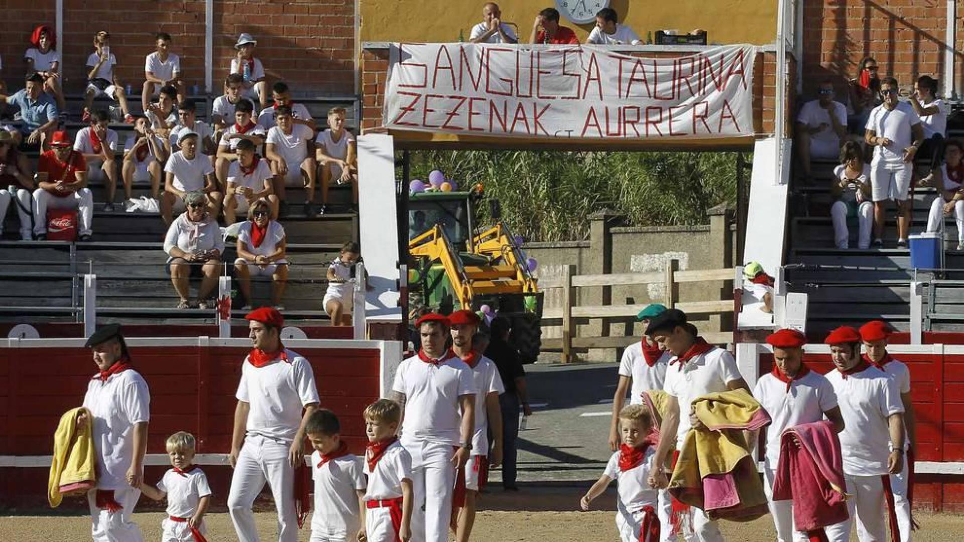 Los jóvenes de Sangüesa se reunieron para comer disfrazados e ir a la plaza de toros