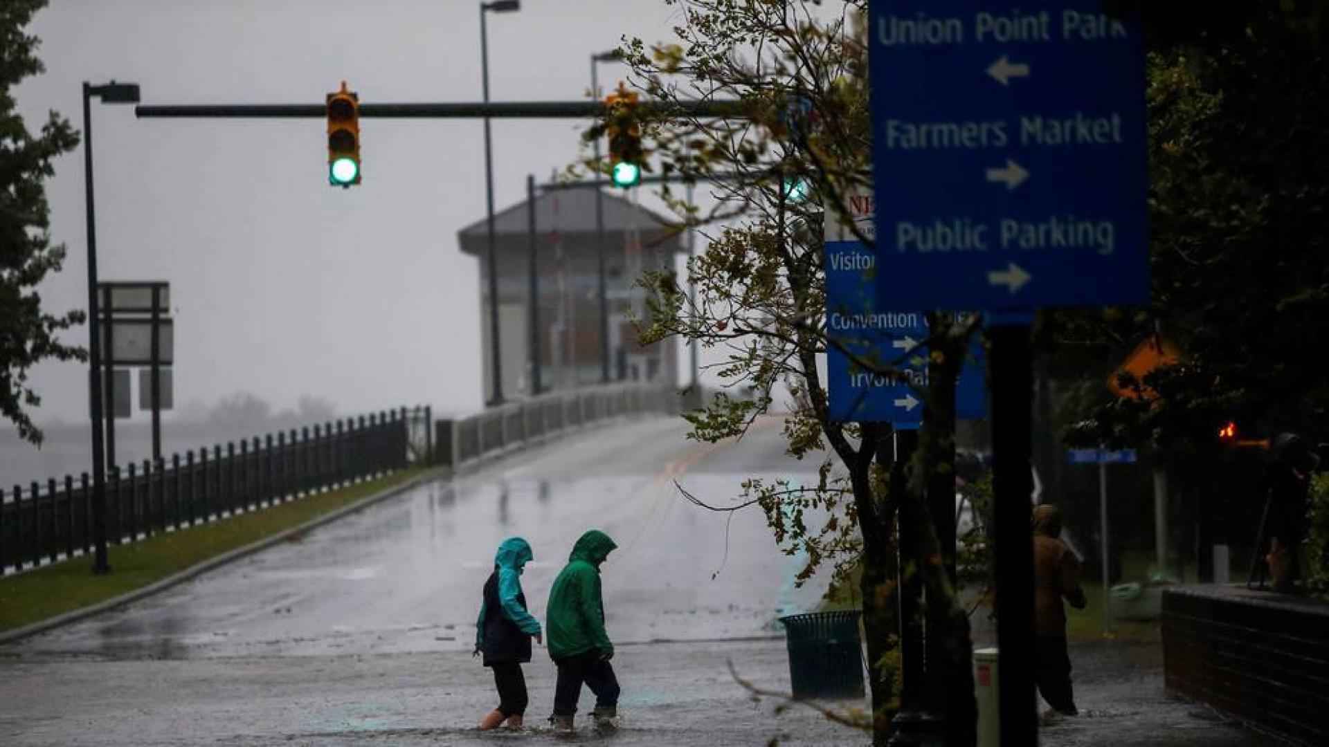 'Florence' se debilita antes de tocar tierra pero inunda Carolina del Norte y del Sur