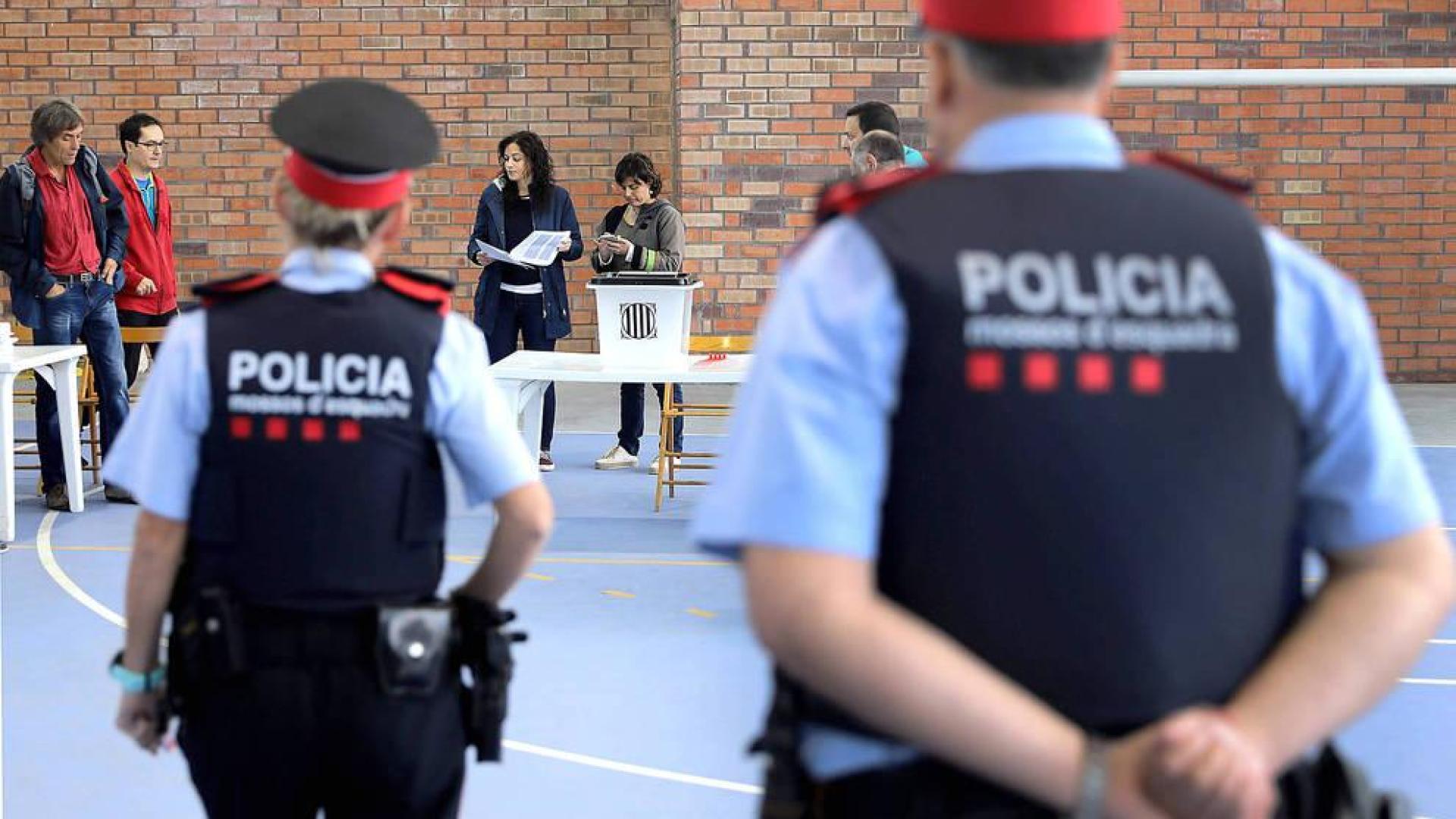 Investigan a los Mossos por identificar a personas que retiraban lazos amarillos