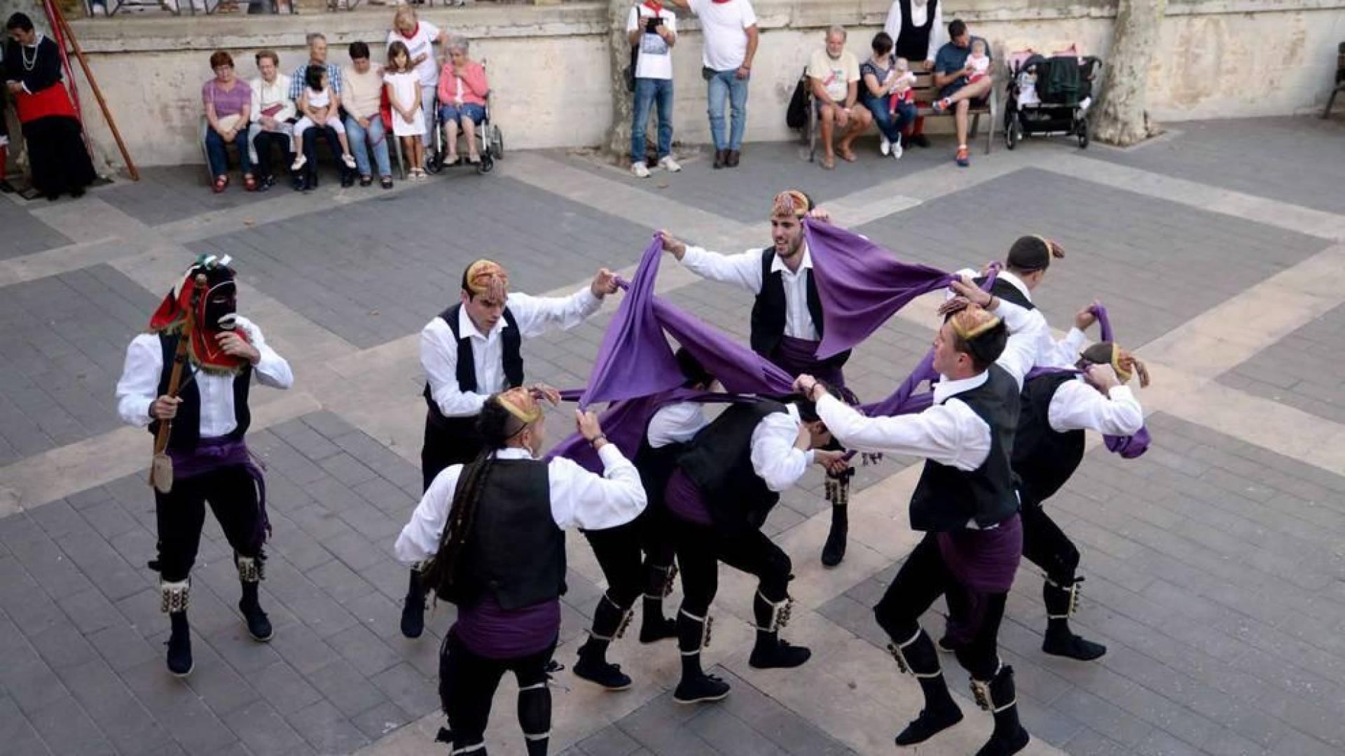 Encierro, música, danzas, aniversario y despedida en el sábado de fiestas de Sangüesa
