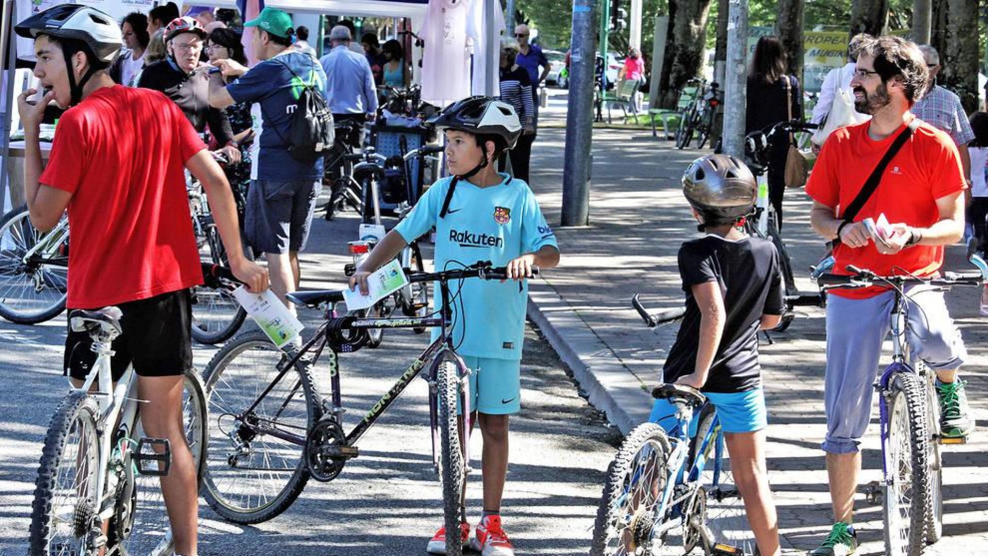 Decenas de familias participaron en el circuito en bici por Pamplona