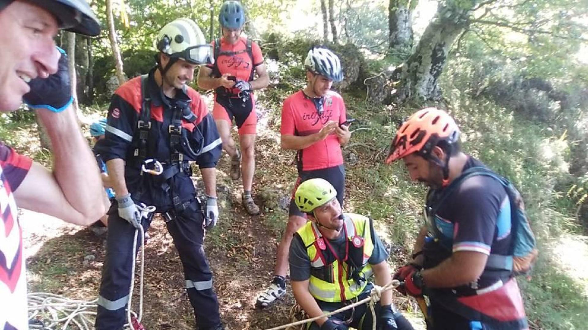 Herido leve un ciclista en Urbasa tras caerse por un talud de 10 metros