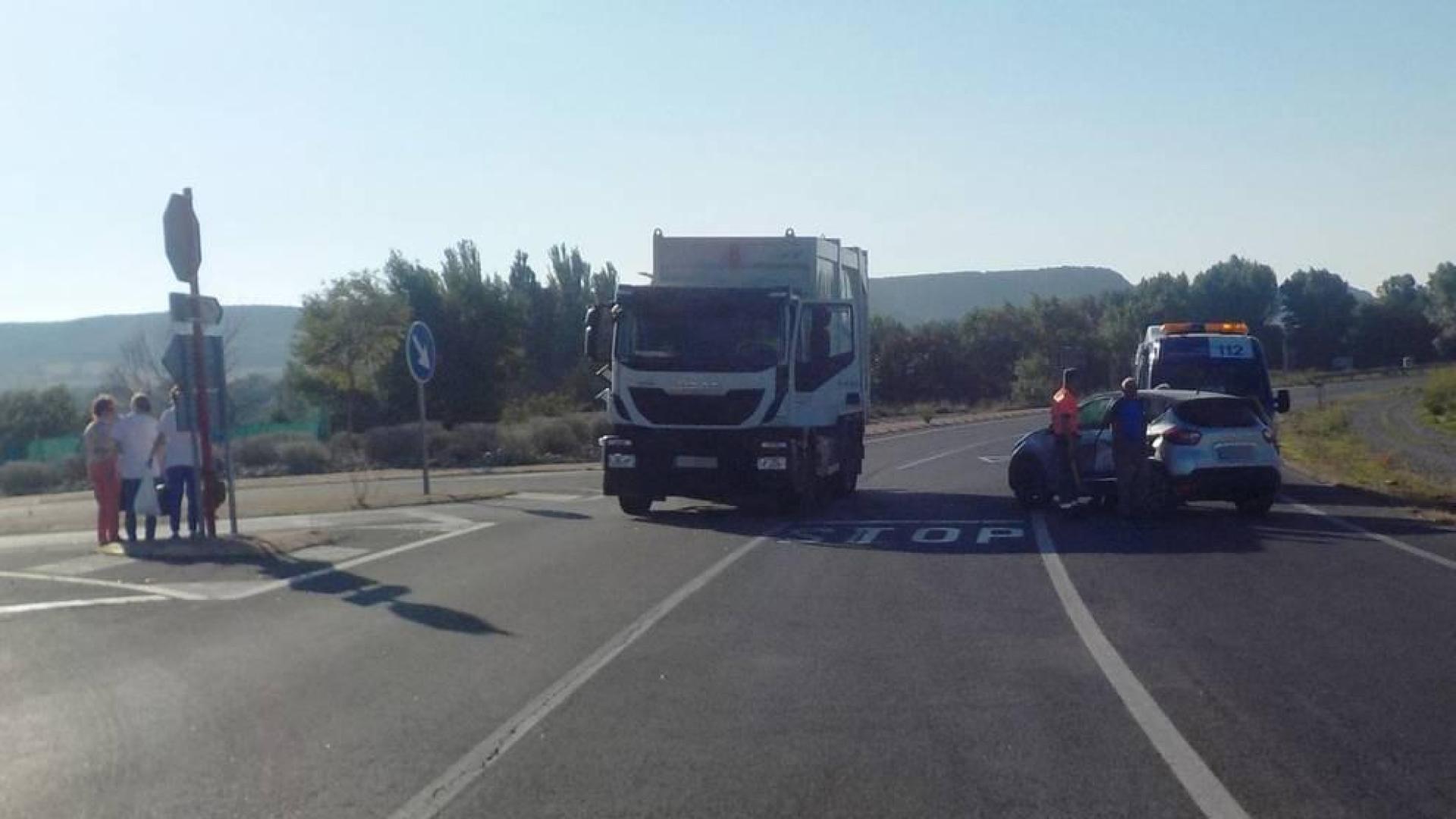 Dos heridos tras saltarse un anciano un STOP y chocar con un camión de basura