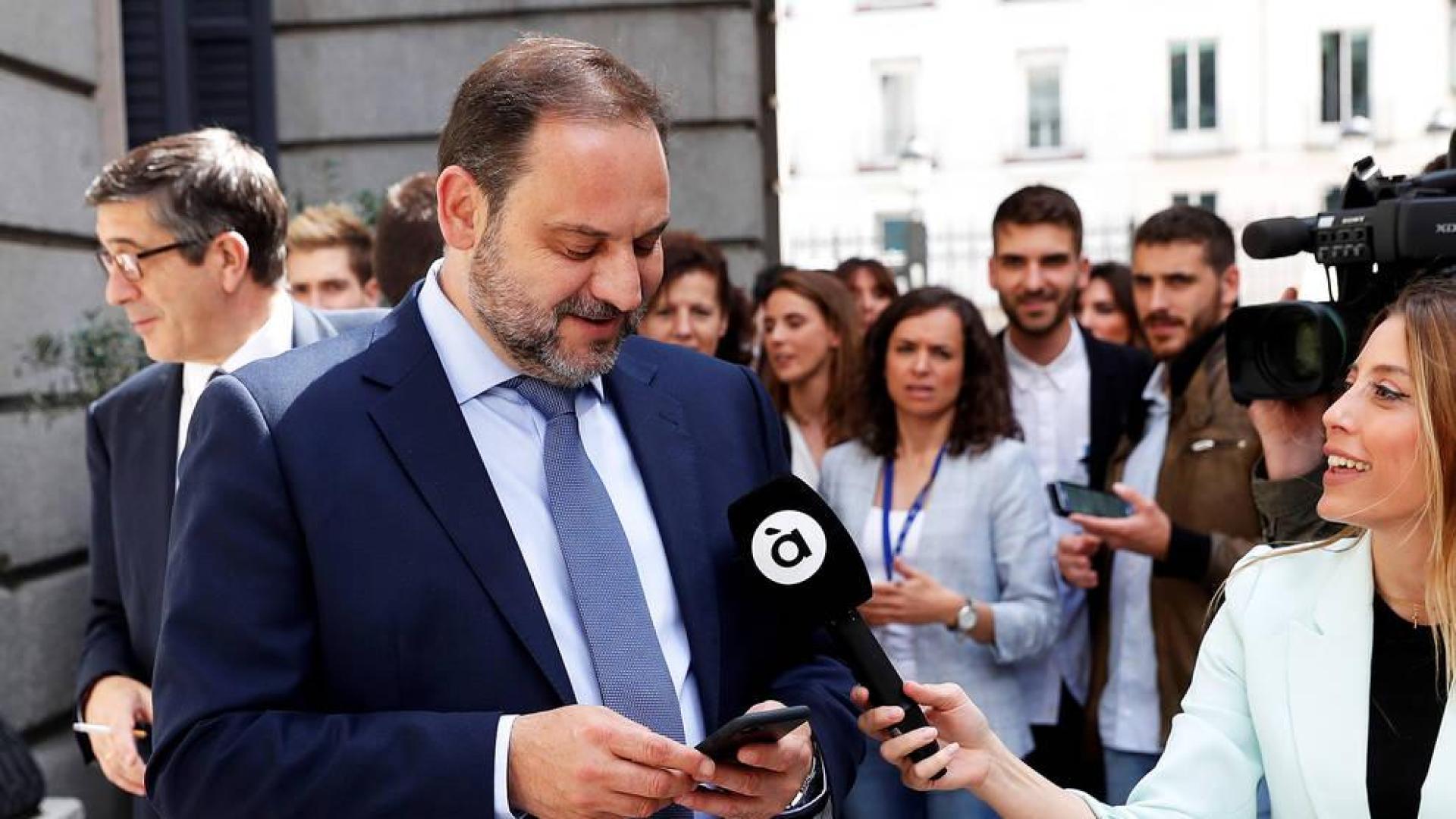 Ábalos dice que el PSOE no ha establecido alianzas con los independentistas