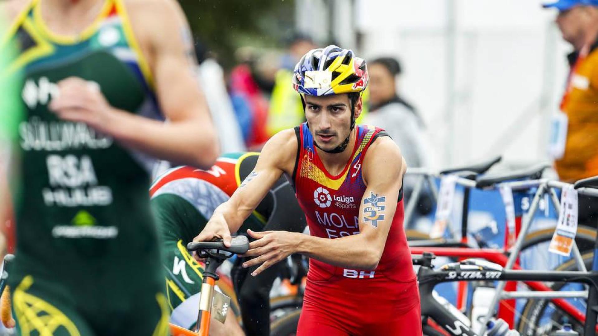 Mario Mola consigue su tercer título mundial consecutivo de triatlón