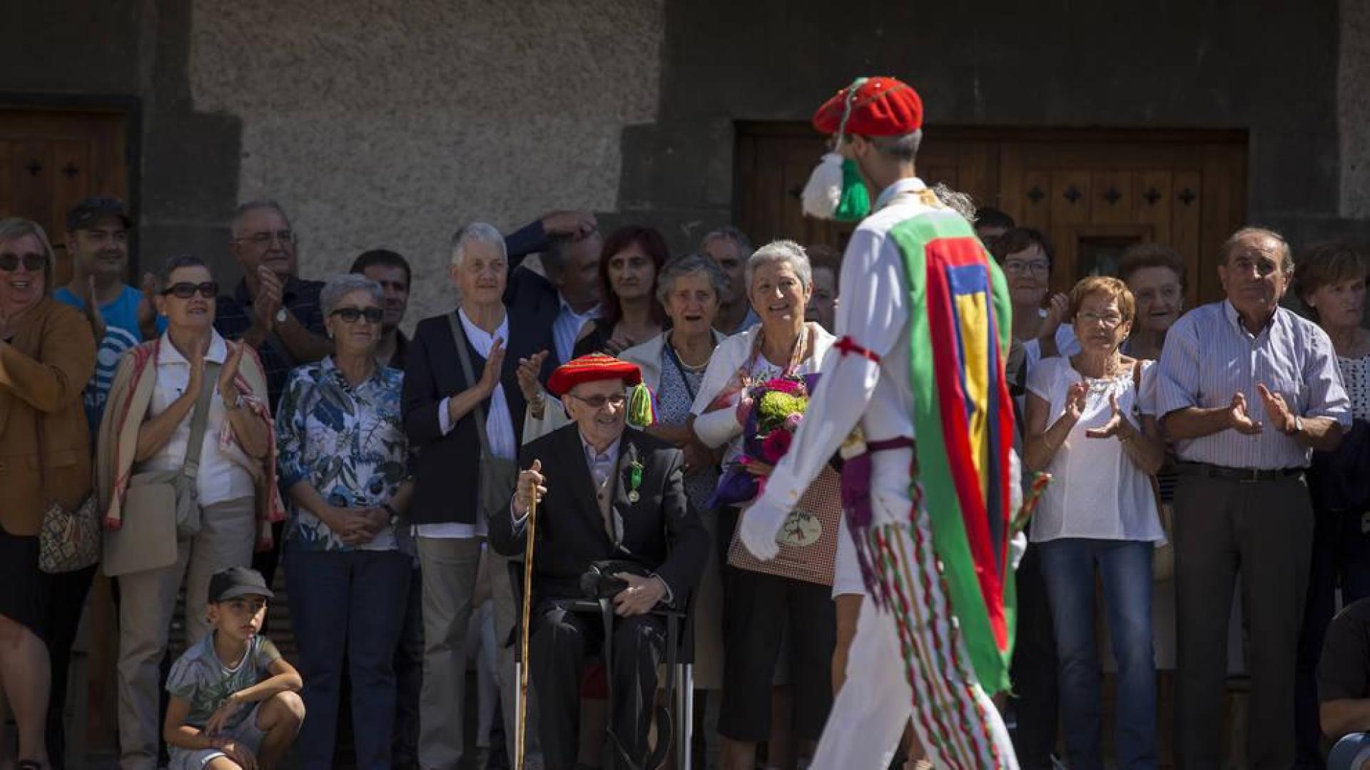 Una medalla para un sacerdote amigo de la música