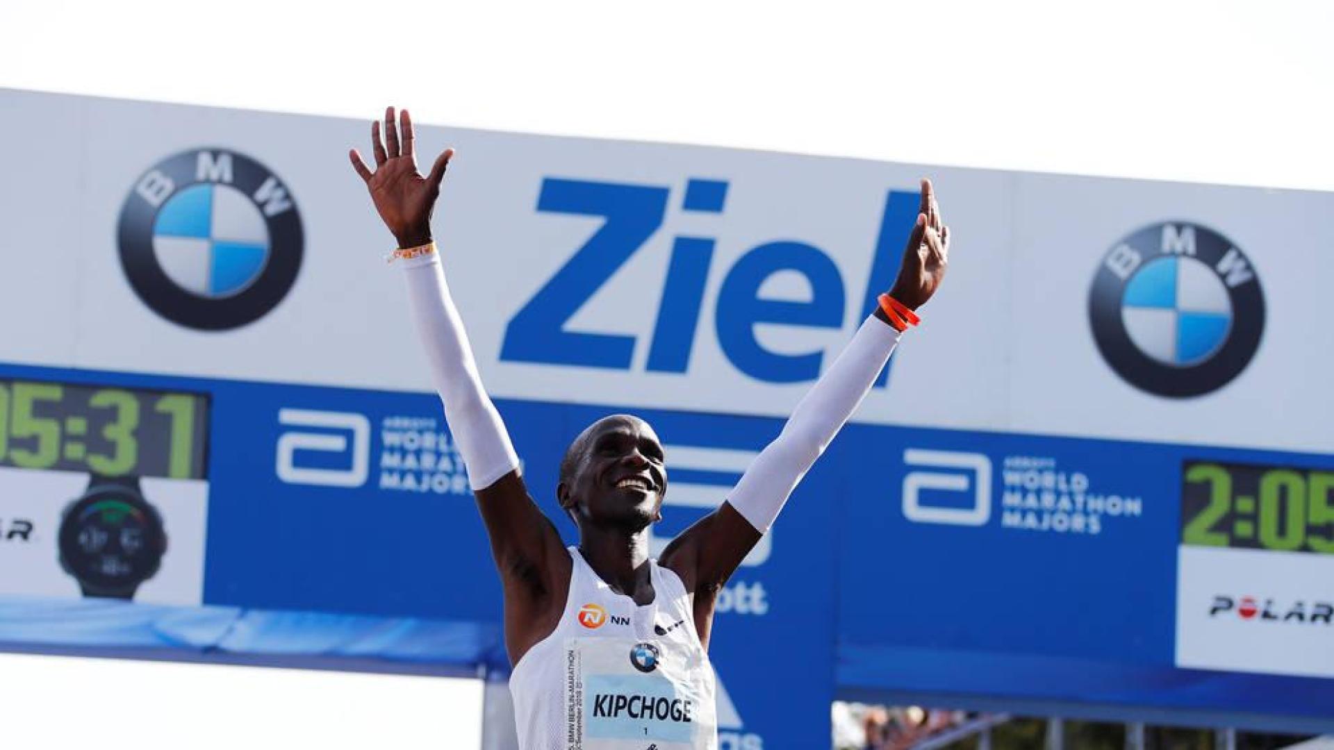 El keinano Kipchoge gana el maratón de Berlín con un nuevo récord mundial