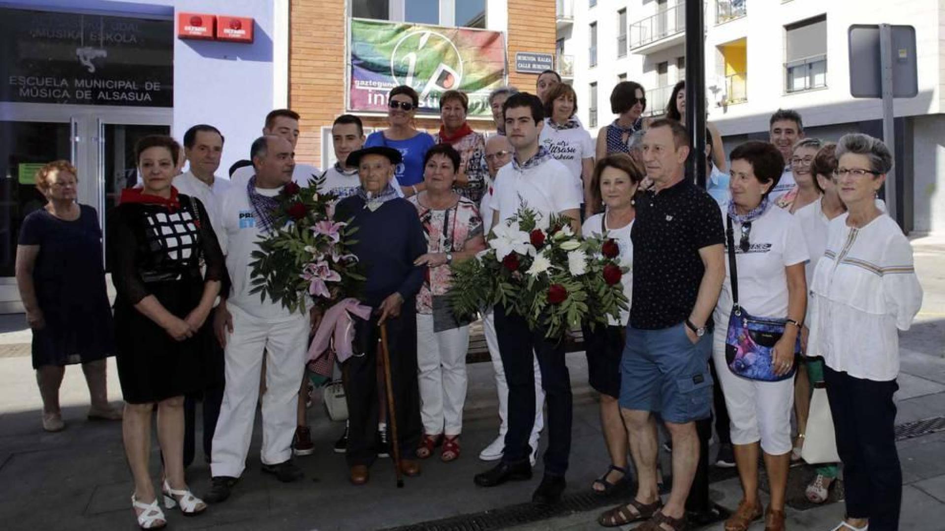 Alsasua despide sus fiestas con el homenaje a los mayores de la localidad