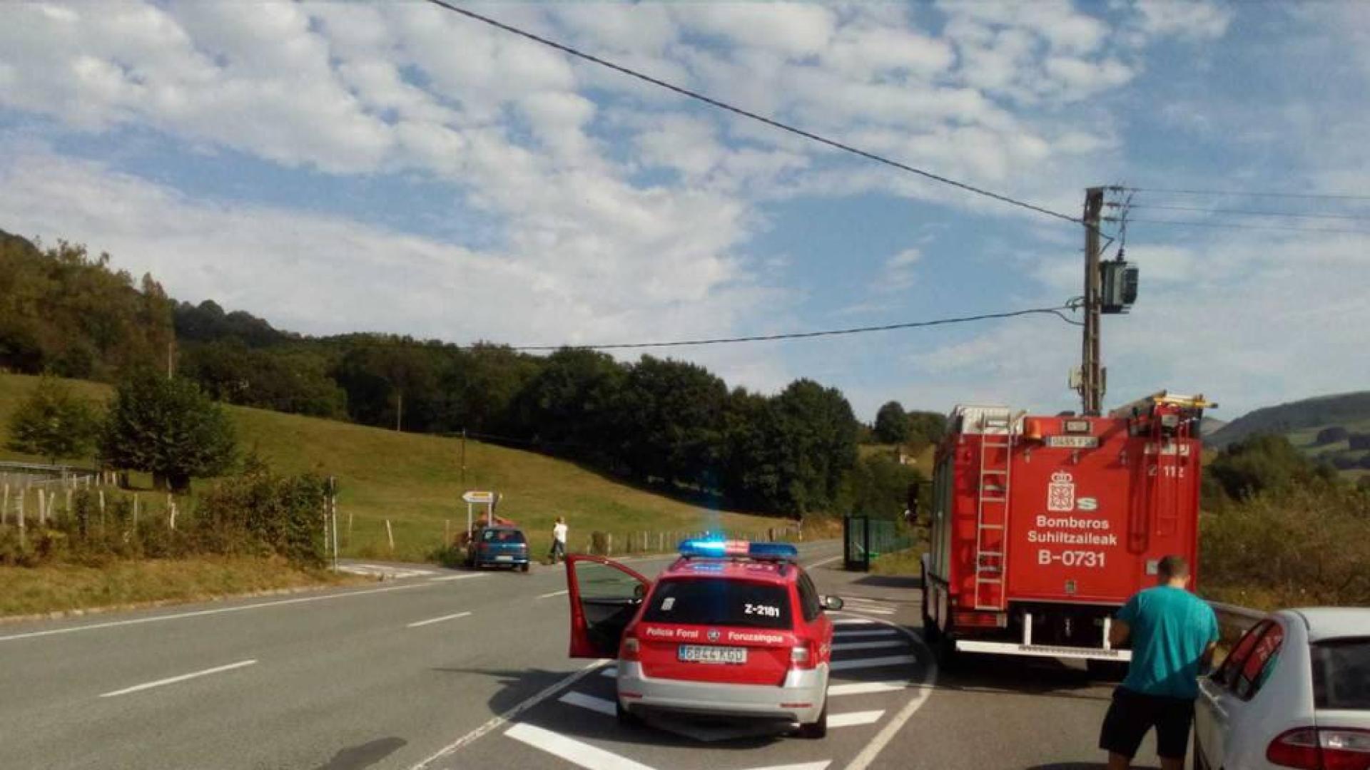 Una mujer herida en un accidente de tráfico en el cruce de Urrasun