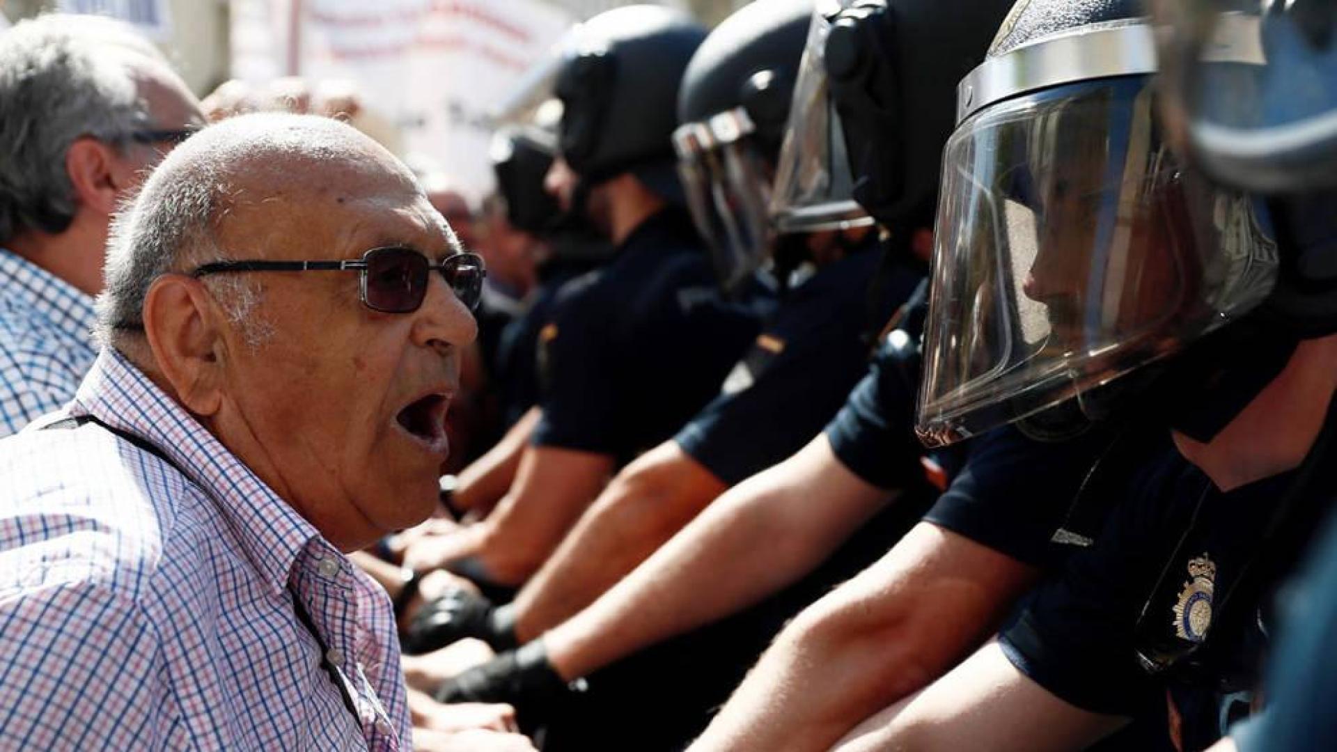 Tensión entre la Policía y pensionistas por no permitirles llegar al Congreso