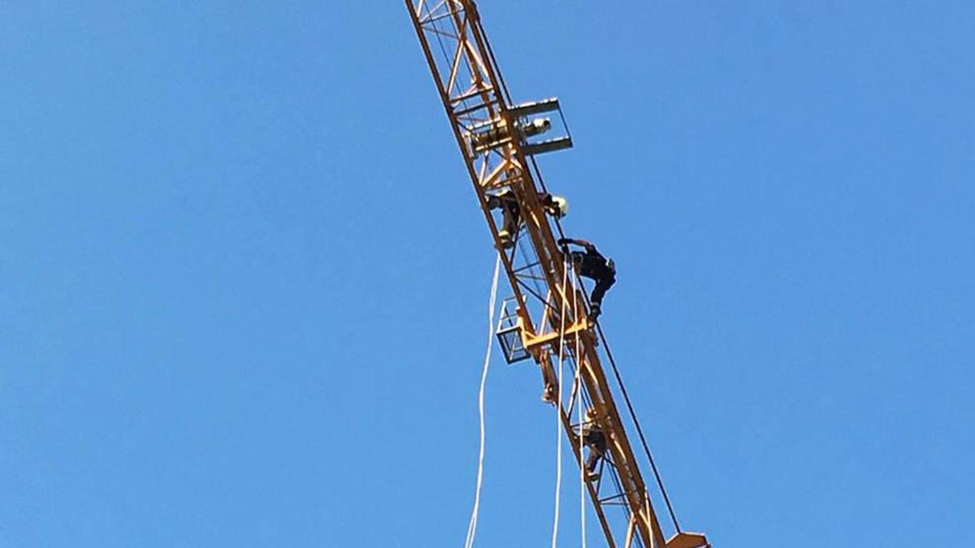 Rescatado un obrero atrapado en una grúa en Pamplona