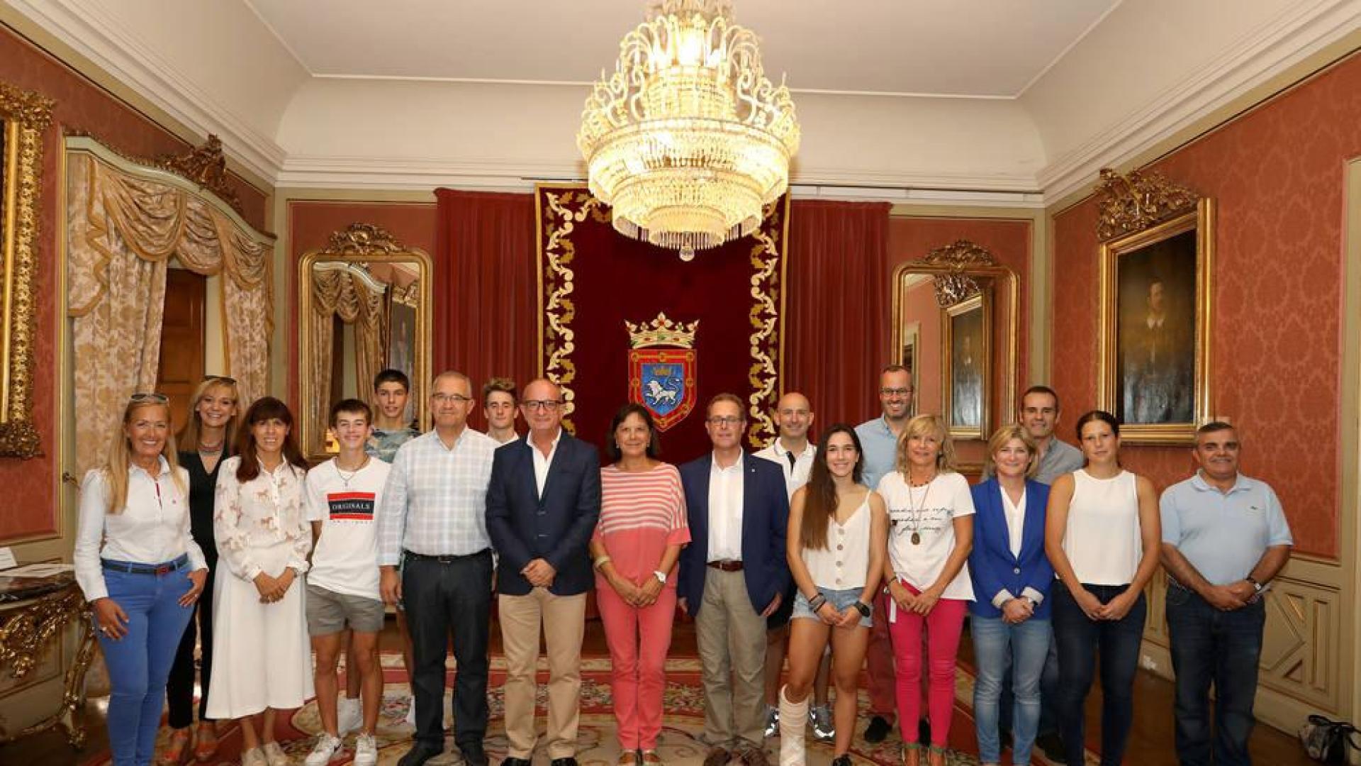 El Ayuntamiento recibe a los patinadores navarros tras los campeonatos de este verano