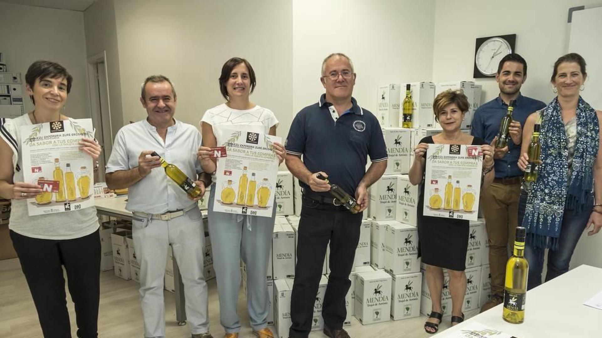 Los comerciantes de Estella sortean desde este jueves 1.100 botellas de aceite de Mendía