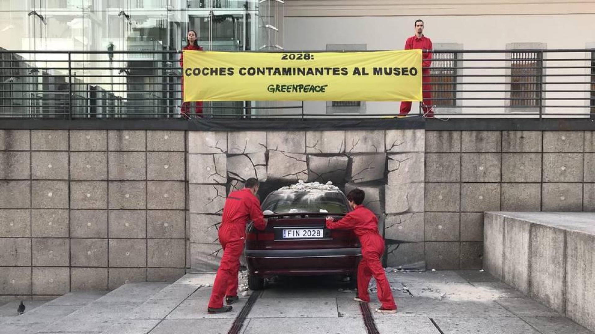 Greenpeace "estrella" un coche en el Reina Sofía para denunciar el cambio climático