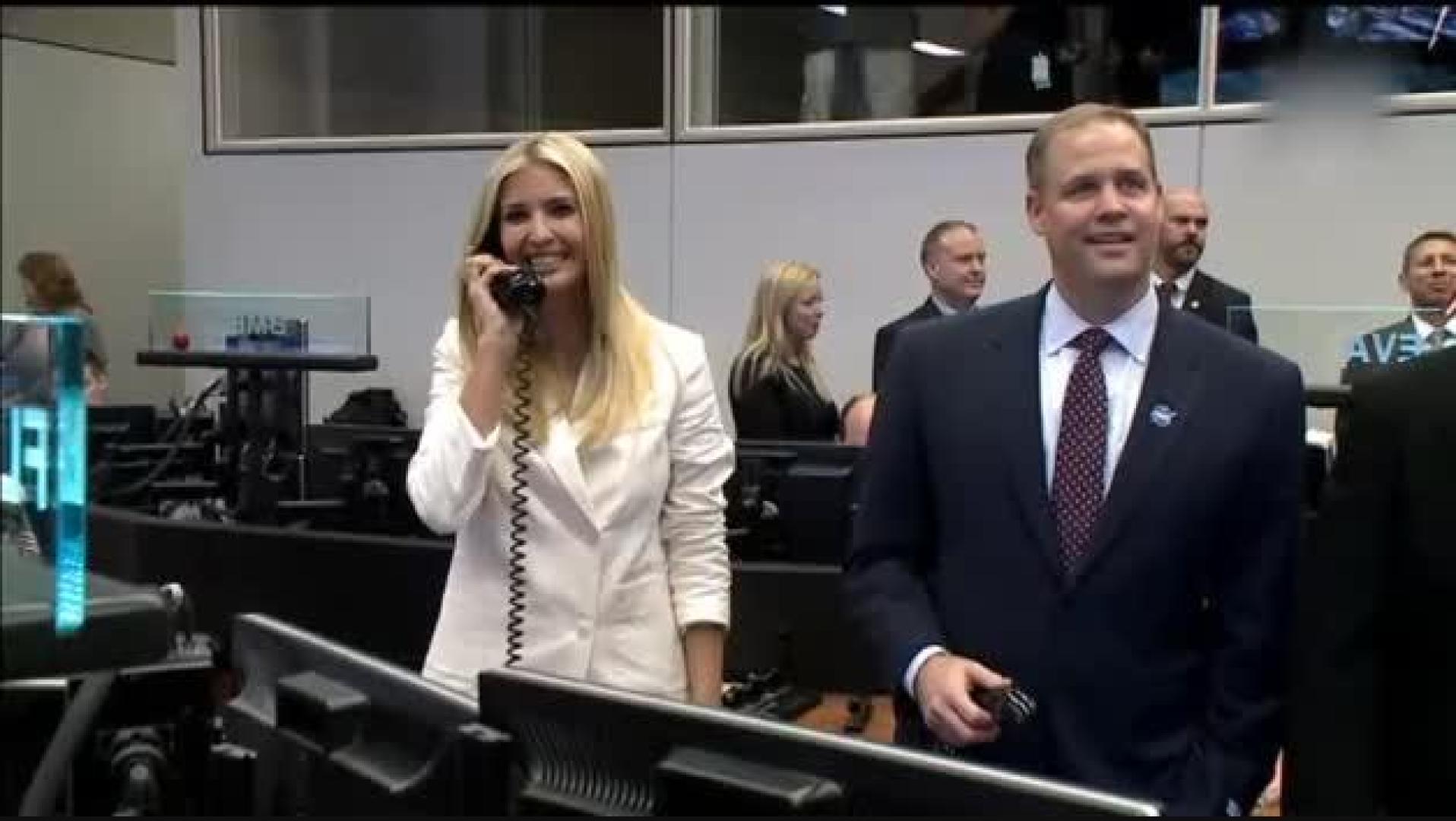Ivanka Trump acude a la NASA y termina sonrojándose