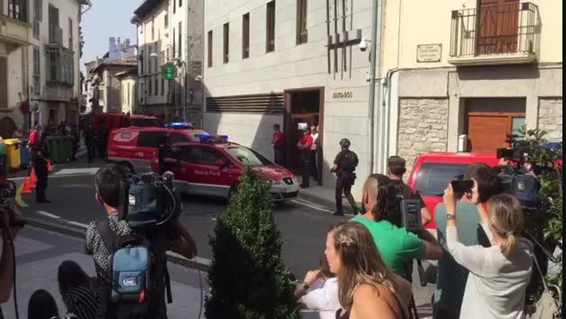 Los tres detenidos por el crimen de Cáseda entran el Juzgado de Aoiz para declarar, con gran control policial en las inmediaciones.