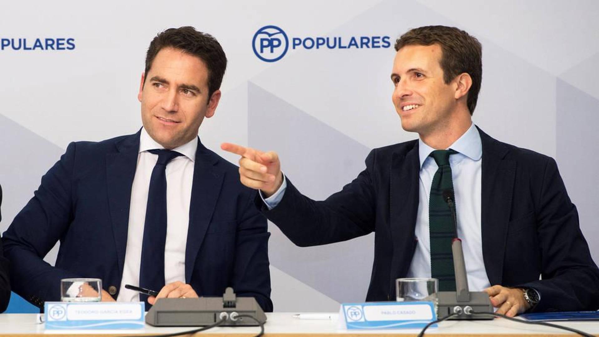 PP y Ciudadanos ponen ahora el foco en las dudas sobre la tesis de Sánchez