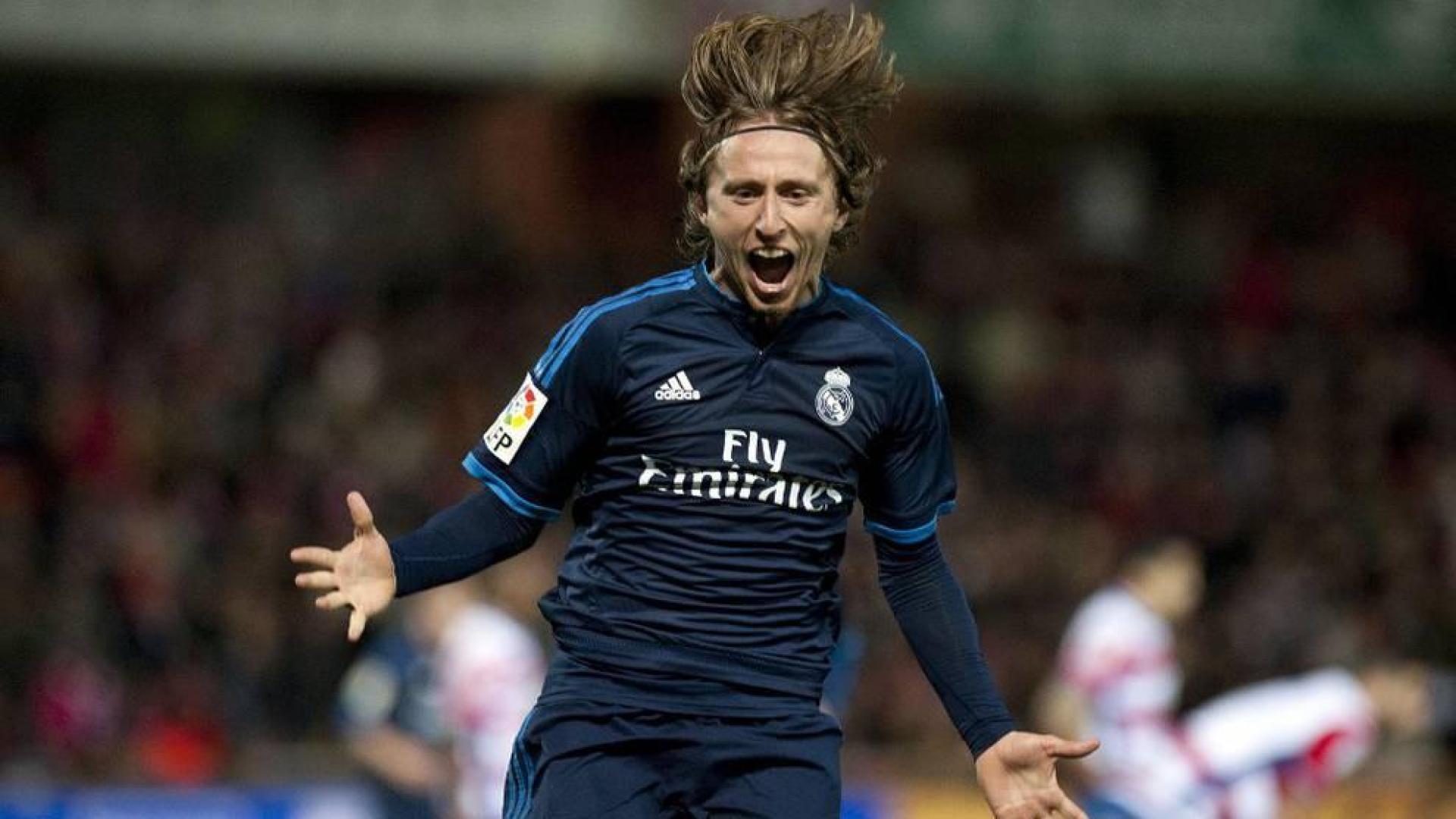 Un golazo de Modric mantiene al Real Madrid en la pelea por la Liga