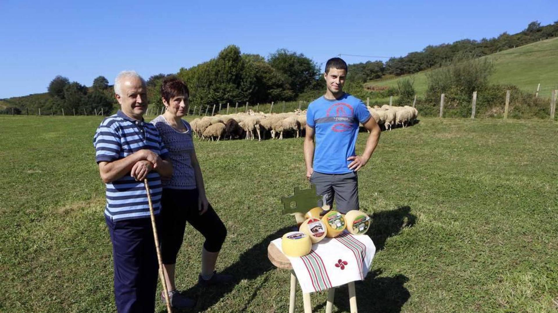 La precocidad en la obtención de dos de los títulos más preciados del año en la cata de quesos dibuja el perfil de Julen Arburua, de Lekaroz. Sus logros tienen una dedicatoria especial: su hermana Maite, fallecida hace dos años