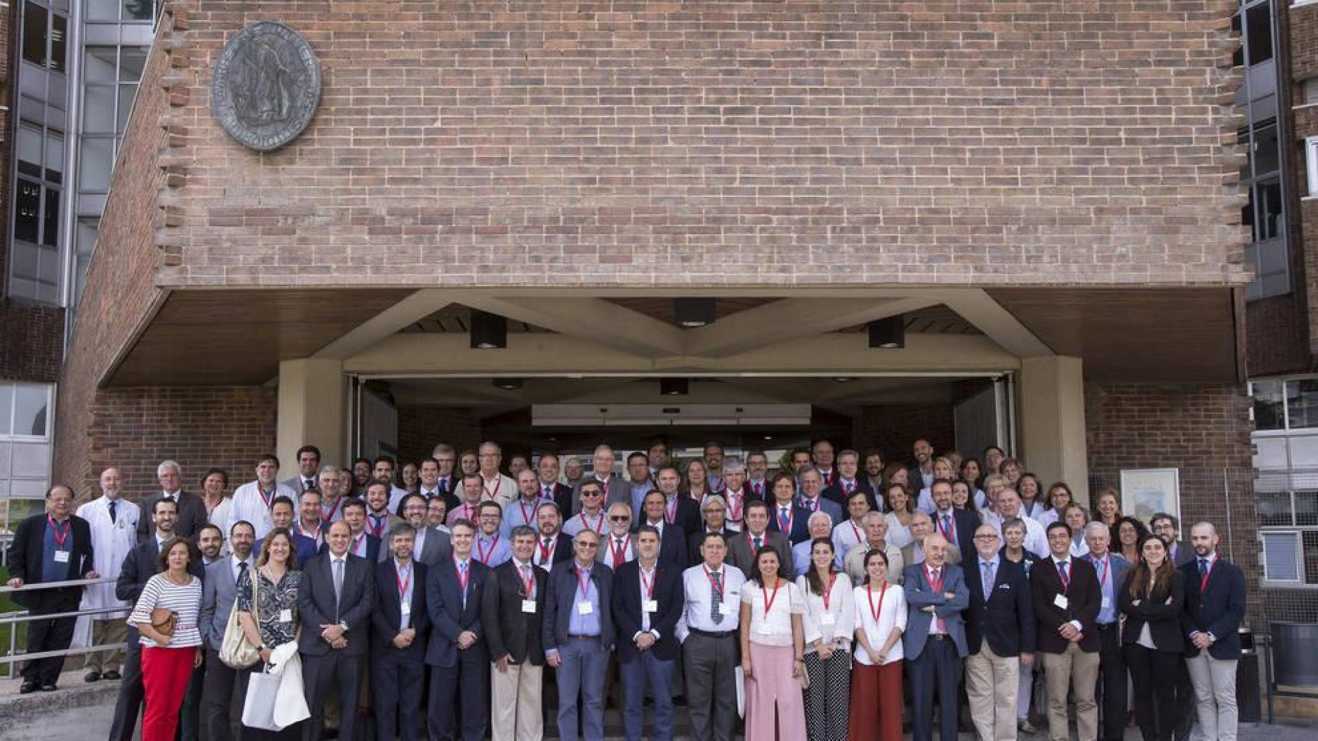 Un centenar de antiguos residentes celebran en la CUN los 50 años de Traumatología