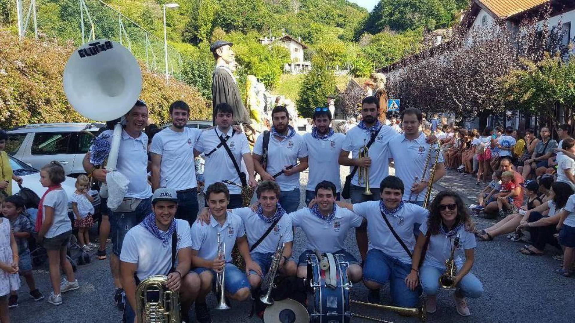 14 gigantes arropan a la charanga Elutxa en Lesaka