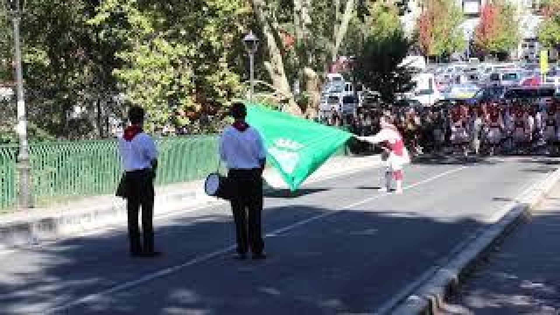 Ondeo de bandera por un dantzari del Grupo de Danzas Municipal
