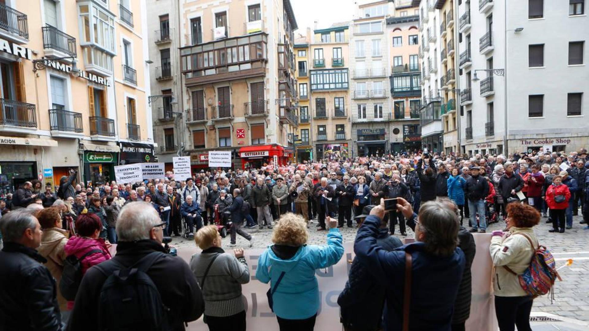 Una manifestación reivindica en Pamplona un sistema propio de pensiones para Navarra