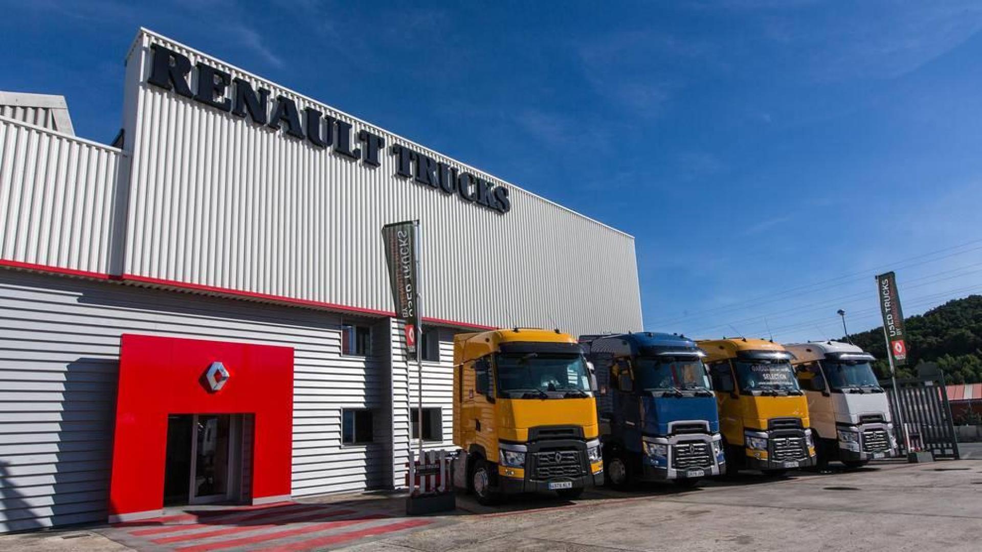 CST Navarra, taller especializado en la reparación y mantenimiento de vehículos industriales y remolques ubicado en Beriáin, ha presentado sus nuevas instalaciones, su nuevo nombre y sus nuevos servicios, en un acto al que han acudido alrededor de doscientas personas, entre trabajadores y socios con sus familias, proveedores y clientes.